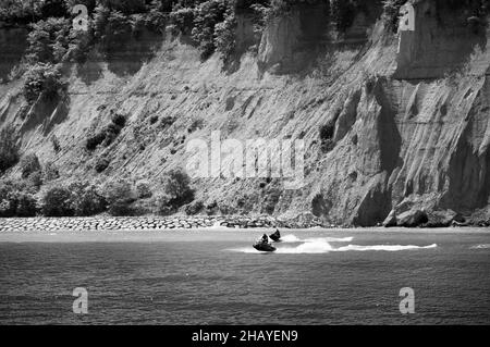 Sole, rocce, acqua. Scooter veloce nelle acque del lago Ontario allo Scarborough Bluffs Park, la destinazione all'aperto della città popolare tra gli Foto Stock