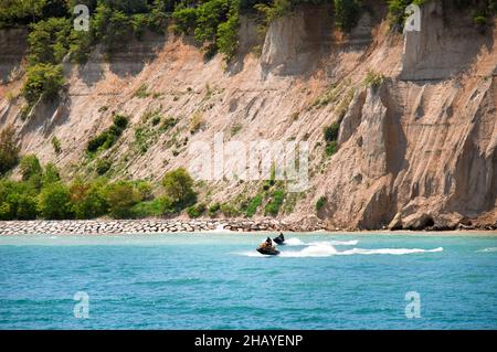 Sole, rocce, acqua. Scooter veloce nelle acque del lago Ontario allo Scarborough Bluffs Park, la destinazione all'aperto della città popolare tra gli Foto Stock