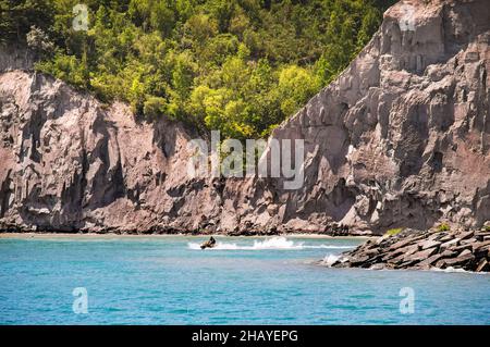 Sole, rocce, acqua. Scooter veloce nelle acque del lago Ontario allo Scarborough Bluffs Park, la destinazione all'aperto della città popolare tra gli Foto Stock