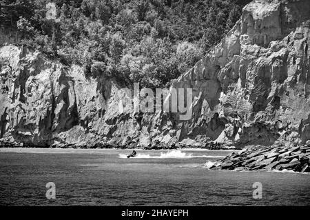 Sole, rocce, acqua. Scooter veloce nelle acque del lago Ontario allo Scarborough Bluffs Park, la destinazione all'aperto della città popolare tra gli Foto Stock