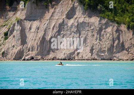 Sole, rocce, acqua. Scooter veloce nelle acque del lago Ontario allo Scarborough Bluffs Park, la destinazione all'aperto della città popolare tra gli Foto Stock