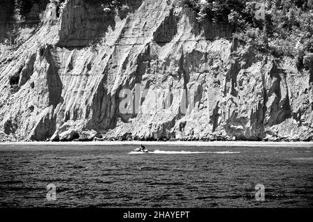 Sole, rocce, acqua. Scooter veloce nelle acque del lago Ontario allo Scarborough Bluffs Park, la destinazione all'aperto della città popolare tra gli Foto Stock