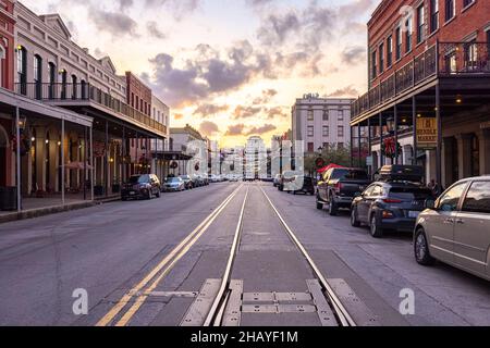 Galveston, Texas, USA - 23 novembre 2021: Il vecchio quartiere degli affari in PostOffice Street Foto Stock