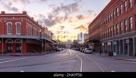 Galveston, Texas, USA - 23 novembre 2021: Il vecchio quartiere degli affari in PostOffice Street Foto Stock