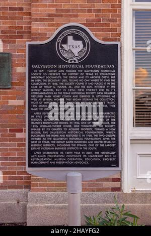 Galveston, Texas, USA - 23 novembre 2021: Lapide racconta la storia della Galveston Historical Foundation Foto Stock