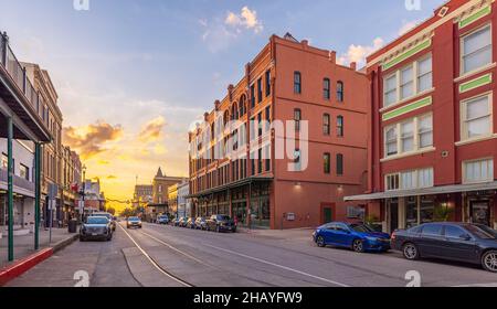 Galveston, Texas, USA - 23 novembre 2021: Il vecchio quartiere degli affari in PostOffice Street Foto Stock