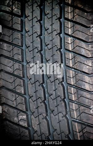 Primo piano del battistrada in gomma nera per auto Foto Stock