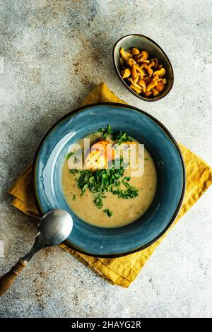 Ciotola di cremosa zuppa di funghi e una ciotola di funghi selvatici misti Foto Stock