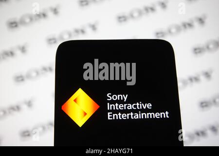 Ucraina. 15th Dic 2021. In questa illustrazione, il logo Sony Interactive Entertainment (SIE) viene visualizzato su uno smartphone con i logo Sony sullo sfondo. Credit: SOPA Images Limited/Alamy Live News Foto Stock