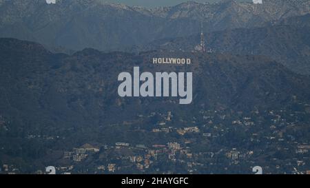 Los Angeles, California, Stati Uniti. 15th Dic 2021. Montagne innevate dietro il centro di Los Angeles dopo che il solito smog è stato eliminato da una tempesta di pioggia. (Credit Image: © Jason Ryan/ZUMA Press Wire Service) Foto Stock