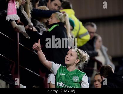 Edimburgo, Regno Unito. 15th Dic 2021. Tynecastle Park, Edimburgo, Scozia, 15th dicembre 2021 Rachael Boyle (Hibernian, #23) e i giocatori ibernesi celebrano la vittoria del 3-1 con i loro tifosi dopo la partita del SWPL1 tra Hearts e Hibernian al Tynecastle Park di Edimburgo, Scozia. Park's Motor Group Scottish Women's Premier League 1 Alex Todd/SPP Credit: SPP Sport Press Photo. /Alamy Live News Foto Stock