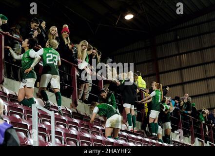 Edimburgo, Regno Unito. 15th Dic 2021. Tynecastle Park, Edimburgo, Scozia, 15th dicembre 2021 i giocatori ibernesi festeggiano la vittoria del 3-1 con i loro fan dopo la partita del SWPL1 tra Hearts e Hibernian al Tynecastle Park di Edimburgo, Scozia. Park's Motor Group Scottish Women's Premier League 1 Alex Todd/SPP Credit: SPP Sport Press Photo. /Alamy Live News Foto Stock