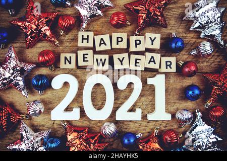 Felice anno nuovo 2021 lettere alfabetiche con Christmasl decorazione su sfondo in legno Foto Stock