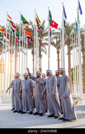 Dubai, Emirati Arabi Uniti - 15 novembre 2021: Danza di benvenuto degli Emirati all'Expo2020. Energico spettacolo autentico al 2020 Plaza. Foto Stock