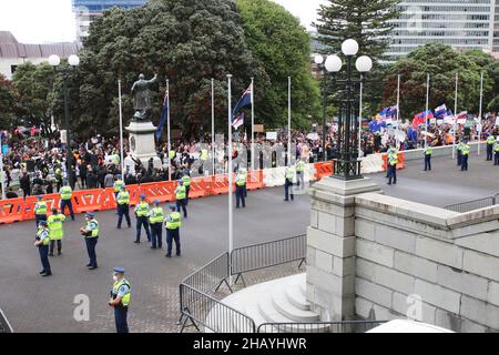 Wellington, Nuova Zelanda. 16 dicembre 2021: La polizia guardia l'ingresso al Parlamento neozelandese durante una protesta per i mandati di impiego del vaccino Covid-19 e le restrizioni per le persone non vaccinate che entrano in bar, ristoranti e in alcuni altri luoghi. Credit: Lynn Grieveson/Alamy Live News Foto Stock