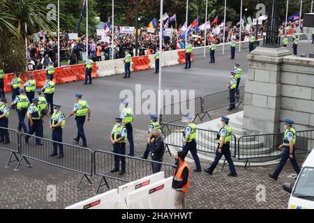 Wellington, Nuova Zelanda. 16 dicembre 2021: Gli ufficiali di polizia si marciano per sorvegliare l'ingresso al Parlamento neozelandese durante una protesta contro i mandati di impiego del vaccino Covid-19 e le restrizioni sulle persone non vaccinate che entrano in bar, ristoranti e in alcuni altri luoghi. Credit: Lynn Grieveson/Alamy Live News Foto Stock