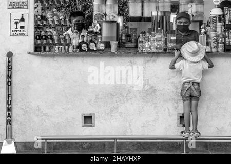 Bambini che acquistano spuntini Foto Stock