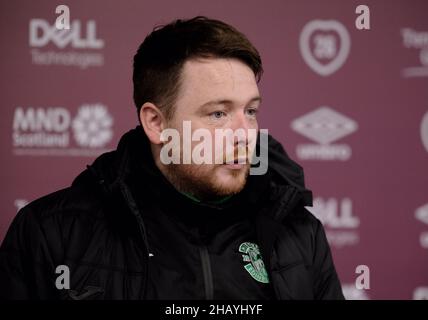 Edimburgo, Regno Unito. 15th Dic 2021. Tynecastle Park, Edimburgo, Scozia, 15th dicembre 2021 l'allenatore di Hibernian Dean Gibson partecipa alla conferenza stampa dopo la partita del SWPL1 tra Hearts e Hibernian al Tynecastle Park di Edimburgo, Scozia. Park's Motor Group Scottish Women's Premier League 1 Alex Todd/SPP Credit: SPP Sport Press Photo. /Alamy Live News Foto Stock