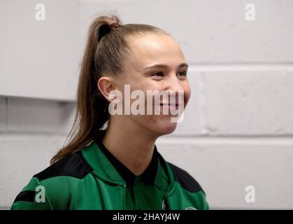 Edimburgo, Regno Unito. 15th Dic 2021. Tynecastle Park, Edimburgo, Scozia, 15th dicembre 2021 il portiere iberniano Emily Murch (#13) partecipa alla conferenza stampa dopo la partita del SWPL1 tra Hearts e Hibernian al Tynecastle Park di Edimburgo, Scozia. Park's Motor Group Scottish Women's Premier League 1 Alex Todd/SPP Credit: SPP Sport Press Photo. /Alamy Live News Foto Stock