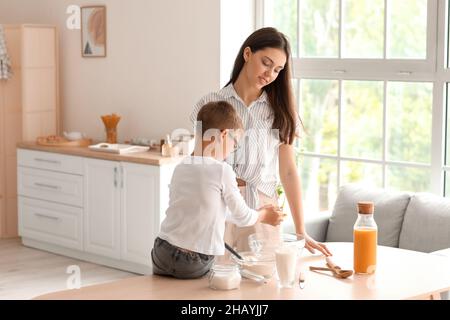 Adolescente ragazza e suo fratello preparare l'impasto in cucina Foto Stock