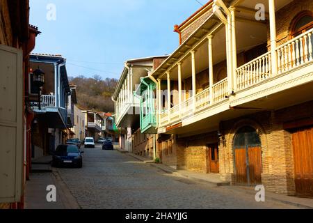 Stretta strada acciottolata di Signagi con edifici tipici Foto Stock