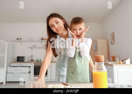 Adolescente ragazza e suo fratello piccolo preparare biscotti in cucina Foto Stock