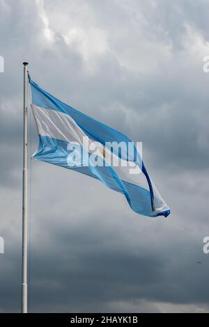 Bandiera argentina su un cielo nuvoloso Foto Stock