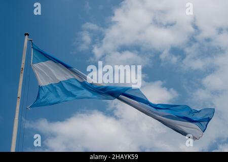 Bandiera argentina su un cielo nuvoloso Foto Stock