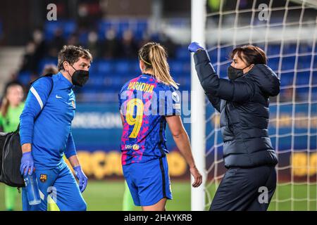 Barcellona, Spagna. 15th Dic 2021. Mariona Caldentey (C) del FC Barcelona riceve assistenza medica durante la partita della UEFA Women's Champions League tra il FC Barcelona Femeni e HB Koge Kvindeelite al Johan Cruyff Stadium.Final Score; FC Barcelona Femeni 5:0 HB Koge Kvindeelite. (Foto di Thiago Prudencio/SOPA Imaages/Sipa USA) Credit: Sipa USA/Alamy Live News Foto Stock