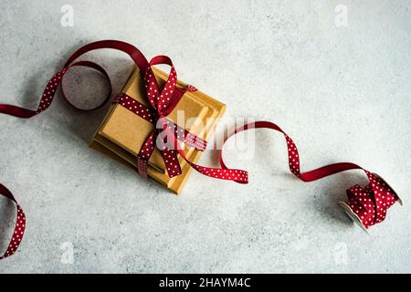 Vista dall'alto di due confezioni regalo legate da un nastro rosso Foto Stock