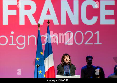 Perpignan, Francia. 12th Dic 2021. Carole Delga, presidente della regione dell'Occitanie, ha tenuto un discorso durante un incontro a Perpignan. Il primo incontro di Anne Hidalgo, rappresentante del partito socialista alle elezioni presidenziali francesi del 2022 ha riunito appena 1000 persone. Il suo punteggio stimato al 3% negli ultimi sondaggi pone un problema di finanziamento della campagna elettorale. Sarà necessario raggiungere almeno un punteggio del 5% nel primo turno per ottenere un rimborso delle spese di campagna da parte dello Stato. Alla riunione di Perpignan, i militanti hanno dato solo 580 euro alla ca Foto Stock