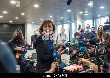 Perpignan, Francia. 12th Dic 2021. Carole Delga parla alla stampa prima dell'inizio dell'incontro. Il primo incontro di Anne Hidalgo, rappresentante del partito socialista alle elezioni presidenziali francesi del 2022, ha riunito appena più di 1000 persone. Il suo punteggio stimato al 3% negli ultimi sondaggi pone un problema di finanziamento della campagna elettorale. Sarà necessario raggiungere almeno un punteggio del 5% nel primo turno per ottenere un rimborso delle spese di campagna da parte dello Stato. Alla riunione di Perpignan, i militanti hanno dato solo 580 euro al conto di finanziamento della campagna. (Credito IMA Foto Stock