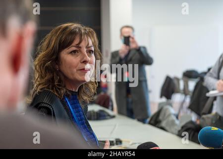 Perpignan, Francia. 12th Dic 2021. Carole Delga parla alla stampa prima dell'inizio dell'incontro. Il primo incontro di Anne Hidalgo, rappresentante del partito socialista alle elezioni presidenziali francesi del 2022, ha riunito appena più di 1000 persone. Il suo punteggio stimato al 3% negli ultimi sondaggi pone un problema di finanziamento della campagna elettorale. Sarà necessario raggiungere almeno un punteggio del 5% nel primo turno per ottenere un rimborso delle spese di campagna da parte dello Stato. Alla riunione di Perpignan, i militanti hanno dato solo 580 euro al conto di finanziamento della campagna. (Credito IMA Foto Stock