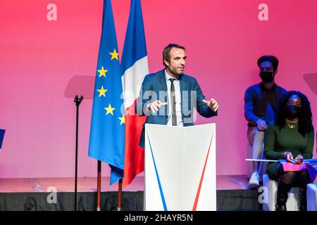 Perpignan, Francia. 12th Dic 2021. MichaÃl Delafosse, sindaco di Montpellier, ha tenuto un discorso durante un incontro a Perpignan. Il primo incontro di Anne Hidalgo, rappresentante del partito socialista alle elezioni presidenziali francesi del 2022 ha riunito appena 1000 persone. Il suo punteggio stimato al 3% negli ultimi sondaggi pone un problema di finanziamento della campagna elettorale. Sarà necessario raggiungere almeno un punteggio del 5% nel primo turno per ottenere un rimborso delle spese di campagna da parte dello Stato. Alla riunione di Perpignan, i militanti hanno dato solo 580 euro alla campagna Foto Stock