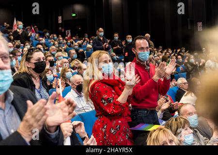 Perpignan, Francia. 12th Dic 2021. Il pubblico applaude alla fine dell'incontro. Il primo incontro di Anne Hidalgo, rappresentante del partito socialista alle elezioni presidenziali francesi del 2022, ha riunito appena più di 1000 persone. Il suo punteggio stimato al 3% negli ultimi sondaggi pone un problema di finanziamento della campagna elettorale. Sarà necessario raggiungere almeno un punteggio del 5% nel primo turno per ottenere un rimborso delle spese di campagna da parte dello Stato. Alla riunione di Perpignan, i militanti hanno dato solo 580 euro al conto di finanziamento della campagna. (Credit Image: © Laure Foto Stock