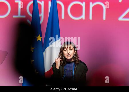 Perpignan, Francia. 12th Dic 2021. Carole Delga, presidente della regione dell'Occitanie, ha tenuto un discorso durante un incontro a Perpignan. Il primo incontro di Anne Hidalgo, rappresentante del partito socialista alle elezioni presidenziali francesi del 2022 ha riunito appena 1000 persone. Il suo punteggio stimato al 3% negli ultimi sondaggi pone un problema di finanziamento della campagna elettorale. Sarà necessario raggiungere almeno un punteggio del 5% nel primo turno per ottenere un rimborso delle spese di campagna da parte dello Stato. Alla riunione di Perpignan, i militanti hanno dato solo 580 euro alla ca Foto Stock