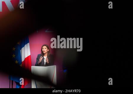 Perpignan, Francia. 12th Dic 2021. Anne Hidalgo ha tenuto un discorso durante un incontro a Perpignan. Il primo incontro di Anne Hidalgo, rappresentante del partito socialista alle elezioni presidenziali francesi del 2022 ha riunito appena 1000 persone. Il suo punteggio stimato al 3% negli ultimi sondaggi pone un problema di finanziamento della campagna elettorale. Sarà necessario raggiungere almeno un punteggio del 5% nel primo turno per ottenere un rimborso delle spese di campagna da parte dello Stato. Alla riunione di Perpignan, i militanti hanno dato solo 580 euro al conto di finanziamento della campagna. (Credito i Foto Stock