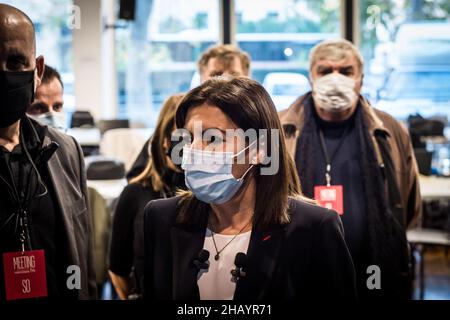 Perpignan, Francia. 12th Dic 2021. Anne Hidalgo arriva per un incontro a Perpignan.il primo incontro di Anne Hidalgo, rappresentante del partito socialista alle elezioni presidenziali francesi del 2022 ha riunito appena più di 1000 persone. Il suo punteggio stimato al 3% negli ultimi sondaggi pone un problema di finanziamento della campagna elettorale. Sarà necessario raggiungere almeno un punteggio del 5% nel primo turno per ottenere un rimborso delle spese di campagna da parte dello Stato. Alla riunione di Perpignan, i militanti hanno dato solo 580 euro al conto di finanziamento della campagna. (Credit Image: © Laure Foto Stock