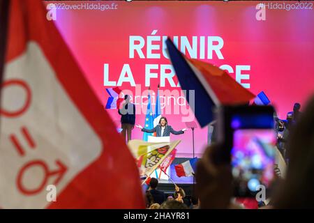 Perpignan, Francia. 12th Dic 2021. Anne Hidalgo ha tenuto un discorso durante un incontro a Perpignan. Il primo incontro di Anne Hidalgo, rappresentante del partito socialista alle elezioni presidenziali francesi del 2022 ha riunito appena 1000 persone. Il suo punteggio stimato al 3% negli ultimi sondaggi pone un problema di finanziamento della campagna elettorale. Sarà necessario raggiungere almeno un punteggio del 5% nel primo turno per ottenere un rimborso delle spese di campagna da parte dello Stato. Alla riunione di Perpignan, i militanti hanno dato solo 580 euro al conto di finanziamento della campagna. (Credito i Foto Stock