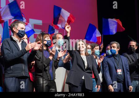 Perpignan, Francia. 12th Dic 2021. Anne Hidalgo ondeggia al pubblico durante un incontro a Perpignan. Il primo incontro di Anne Hidalgo, rappresentante del partito socialista alle elezioni presidenziali francesi del 2022 ha riunito appena 1000 persone. Il suo punteggio stimato al 3% negli ultimi sondaggi pone un problema di finanziamento della campagna elettorale. Sarà necessario raggiungere almeno un punteggio del 5% nel primo turno per ottenere un rimborso delle spese di campagna da parte dello Stato. Alla riunione di Perpignan, i militanti hanno dato solo 580 euro al conto di finanziamento della campagna. (Cod Foto Stock