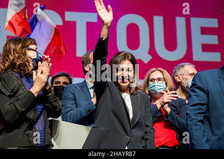 Perpignan, Francia. 12th Dic 2021. Anne Hidalgo ondeggia al pubblico durante un incontro a Perpignan. Il primo incontro di Anne Hidalgo, rappresentante del partito socialista alle elezioni presidenziali francesi del 2022 ha riunito appena 1000 persone. Il suo punteggio stimato al 3% negli ultimi sondaggi pone un problema di finanziamento della campagna elettorale. Sarà necessario raggiungere almeno un punteggio del 5% nel primo turno per ottenere un rimborso delle spese di campagna da parte dello Stato. Alla riunione di Perpignan, i militanti hanno dato solo 580 euro al conto di finanziamento della campagna. (Cod Foto Stock