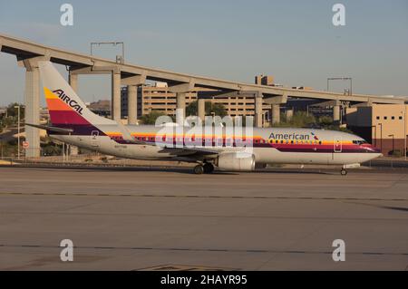 American Airlines Boeing 737-823 AirCal Heritage livrea con registrazione N917NN mostrato rullaggio al Phoenix Sky Harbor International. Foto Stock