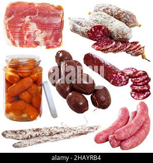 Collage di vari prodotti a base di carne isolati su bianco Foto Stock