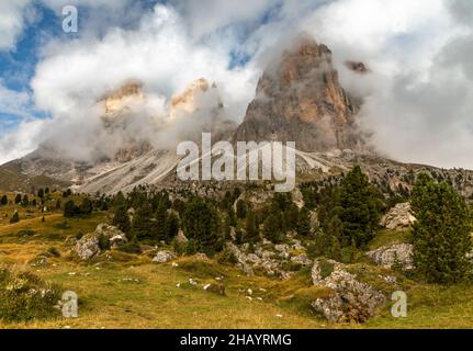 Città di pietra sotto il monte Langkofel, Passo Sella, Alto Adige Foto Stock