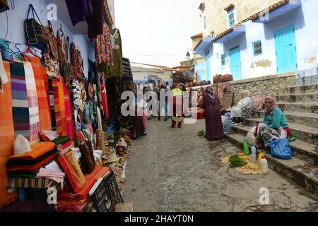 Il colorato mercato nella medina di Chefchaouen, Marocco. Foto Stock