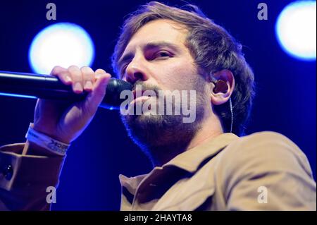 Amburgo, Germania. 14th Dic 2021. Il cantante Max Giesinger canta sul palco. Numerosi noti musicisti e artisti emergenti hanno scosso il palco della Barclays Arena di Amburgo, ma la maggior parte del loro pubblico non era seduto in stand, ma di fronte agli schermi. Il concerto di donazione in streaming del progetto "AllHandsOnDeck" era destinato a raccogliere il maggior numero possibile di fondi a beneficio del personale di concerto e degli artisti la cui vita è a rischio. Credit: Jonas Walzberg/dpa/Alamy Live News Foto Stock