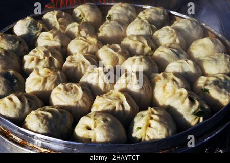 Una pentola di vapore Baozi in Cina. Foto Stock