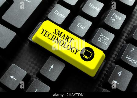 Tecnologia intelligente per la didascalia concettuale. Business vetrina gadget o dispositivo che ha un integrato computer o chip digitando informazioni sul sito web online Foto Stock