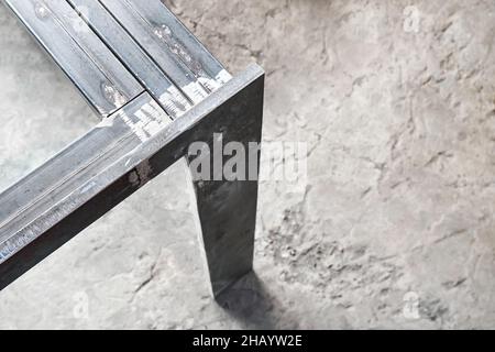 Base del tavolo in metallo saldata da lamiere e tubi rettangolari nella vista del piano d'officina Foto Stock