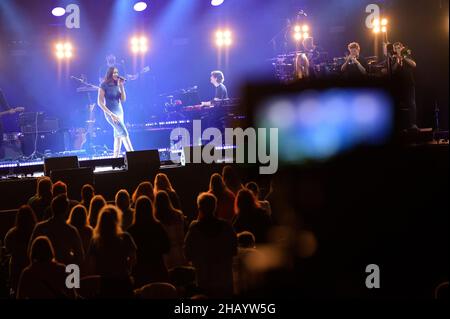 Amburgo, Germania. 14th Dic 2021. La cantante Cassandra Steen canta sul palco. Numerosi noti musicisti e artisti emergenti hanno scosso il palco della Barclays Arena di Amburgo, ma la maggior parte del loro pubblico non era seduto in stand, ma di fronte agli schermi. Il concerto di donazione in streaming del progetto "AllHandsOnDeck" era destinato a raccogliere il maggior numero possibile di fondi a beneficio del personale di concerto e degli artisti la cui vita è a rischio. Credit: Jonas Walzberg/dpa/Alamy Live News Foto Stock